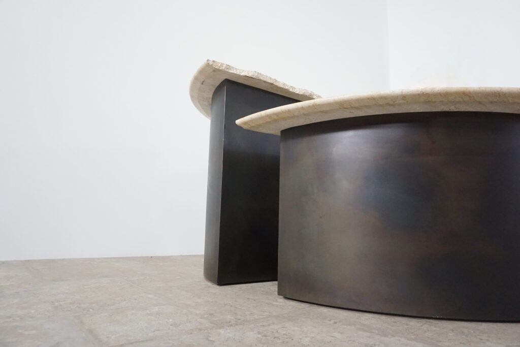 割れてしまったトラバーチンの天板。割れるという物語を継承しセンターテーブルに。土台部分はスチールの黒染め塗装仕上げ。足横