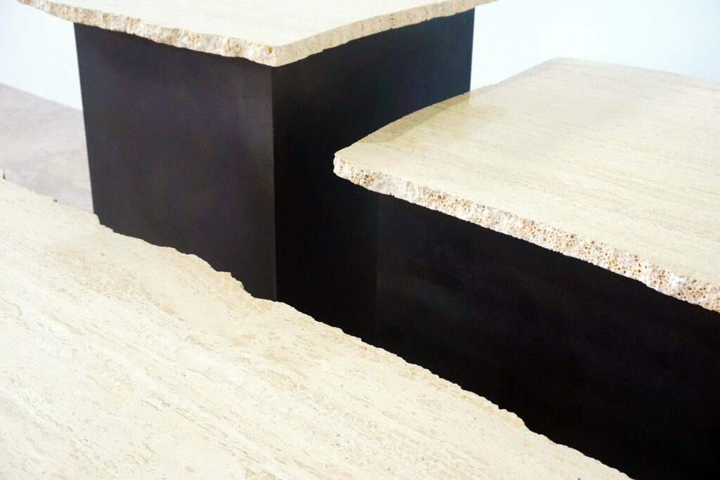 割れてしまったトラバーチンの天板。割れるという物語を継承しセンターテーブルに。土台部分はスチールの黒染め塗装仕上げ。寄り2