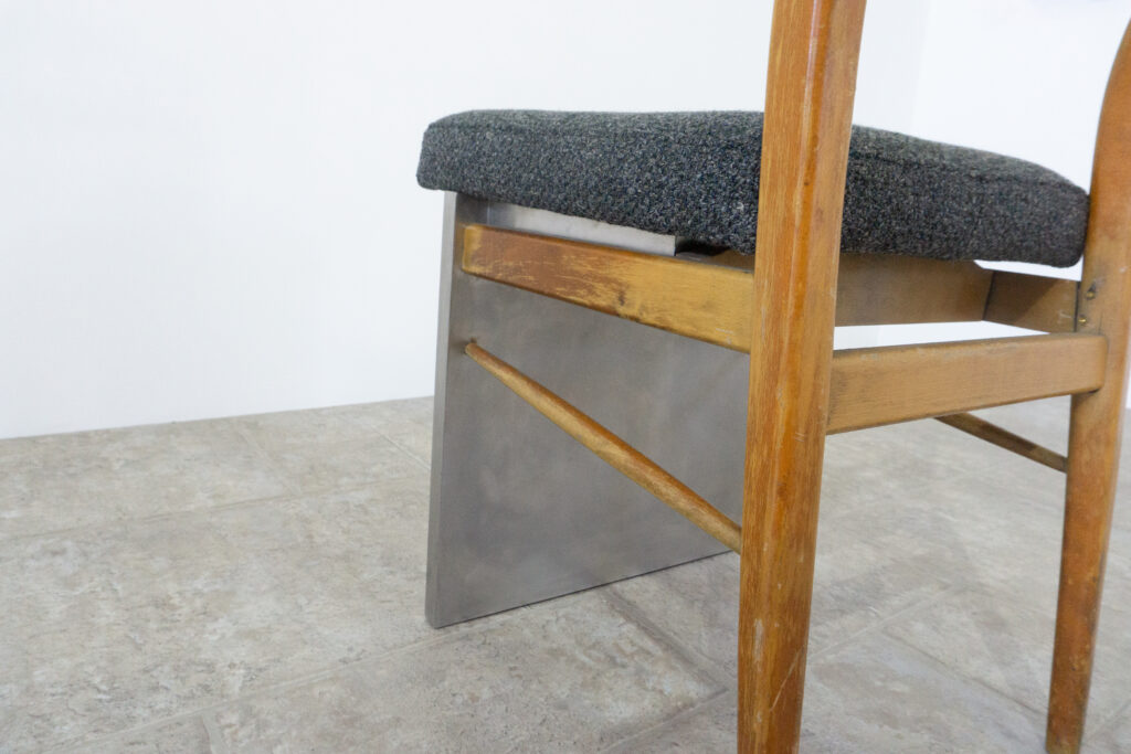 R-Chair 02-Denmark _ Stainless Closer8後方からの前足_