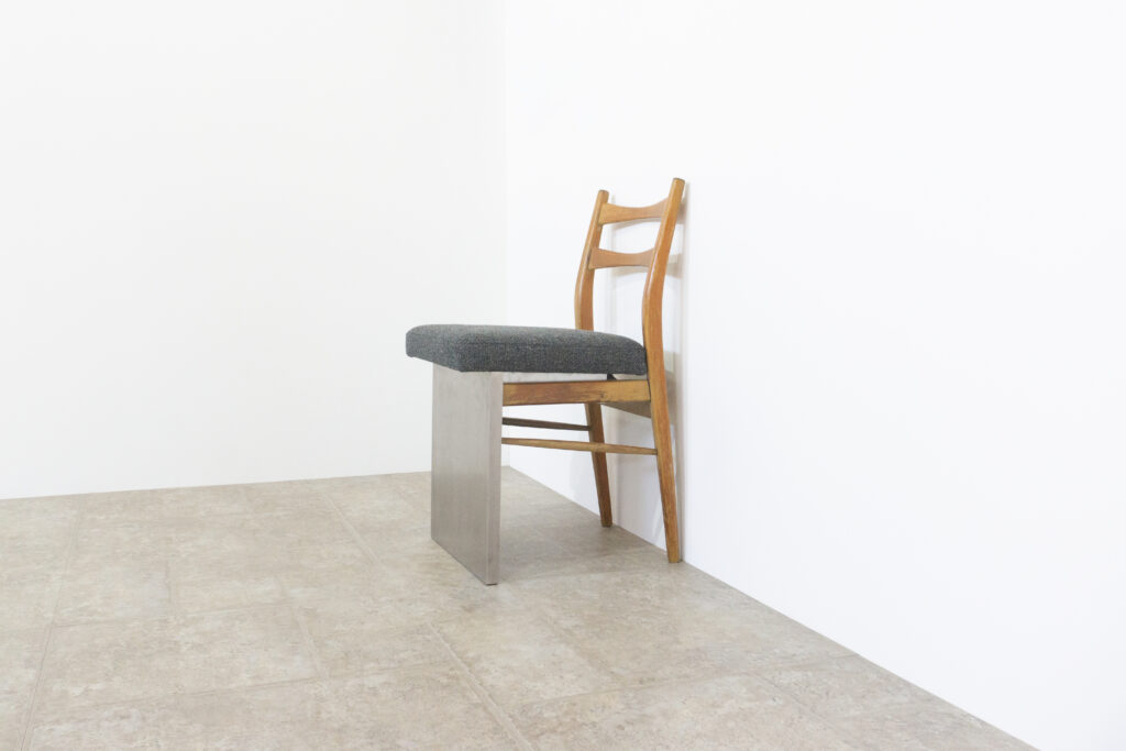 R-Chair 02-Denmark _ Stainless Closer28壁寄せ