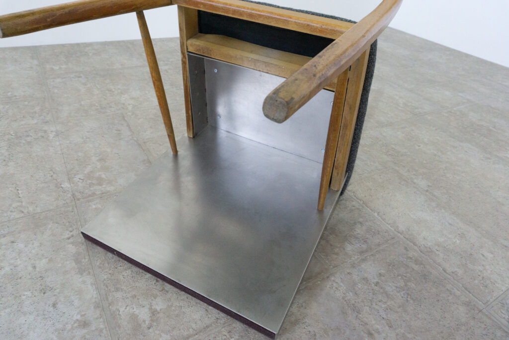 R-Chair 02-Denmark _ Stainless Closer13足元