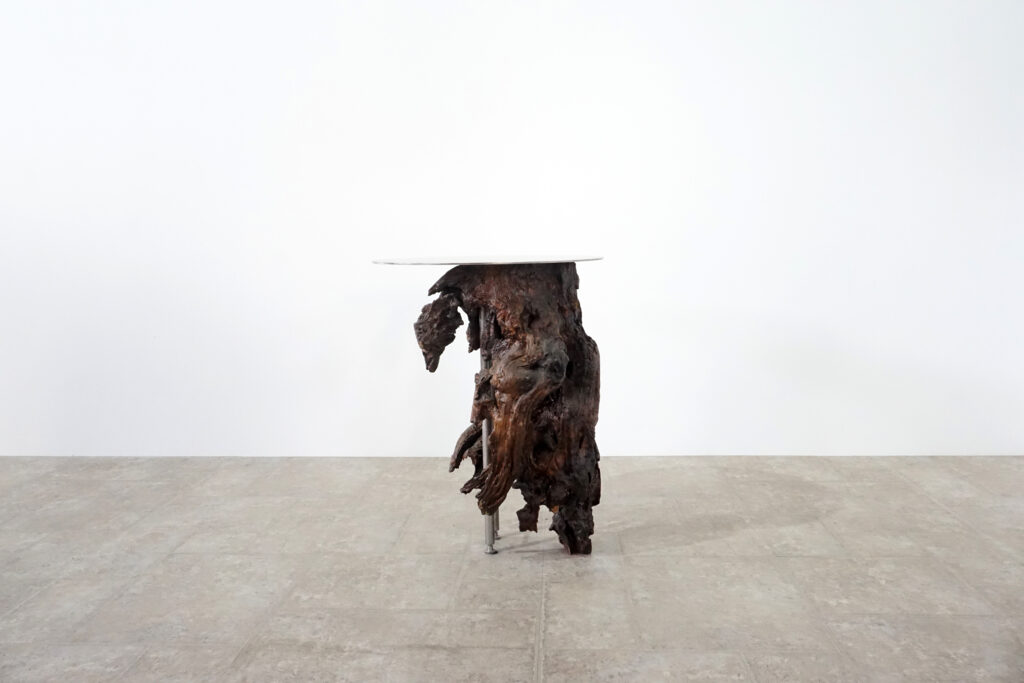 インテリアアクセントとして使われてきた流木をステンレス天板を交えてサイドテーブルへカスタム。流木の流動的で自然な風合いと、ステンレスのインダストリアルモダン感のコントラストが際立つものに仕上がりました。天板はステンレス板をランダムに荒らしたサンディング仕上げ。メイン