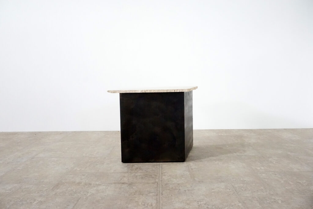 割れてしまったトラバーチンの天板。割れるという物語を継承しセンターテーブルに。土台部分はスチールの黒染め塗装仕上げ。2:10真横内