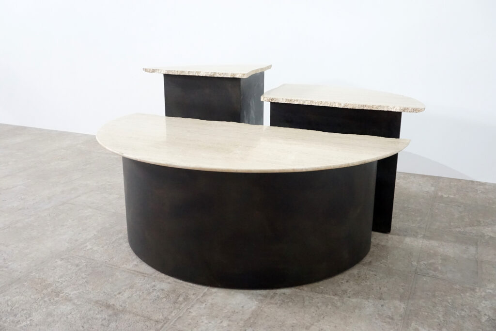 割れてしまったトラバーチンの天板。割れるという物語を継承しセンターテーブルに。土台部分はスチールの黒染め塗装仕上げ。メイン