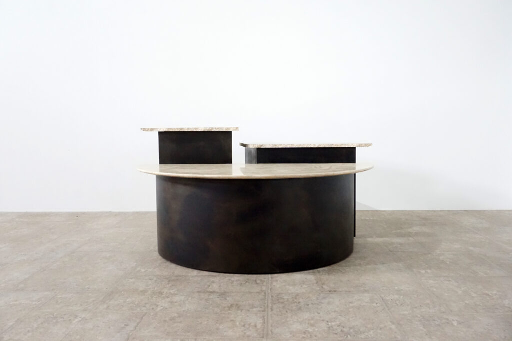 割れてしまったトラバーチンの天板。割れるという物語を継承しセンターテーブルに。土台部分はスチールの黒染め塗装仕上げ。正面