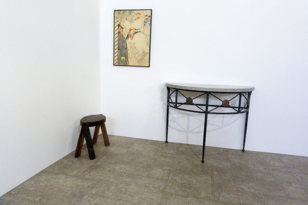 1890年代フランス製の鍛鉄コンソール。オリジナルはガラス天板ですが、紛失のため、天然石をモールテックスで包んで仕上げたビールストーン天板にカスタム。緑青がかった鍛鉄は足元がテーパー、ボールになっており丹念に制作されています。また、アール・ヌーヴォーの影響も垣間見れる花模様のブロンズパーツも魅力的です。セット