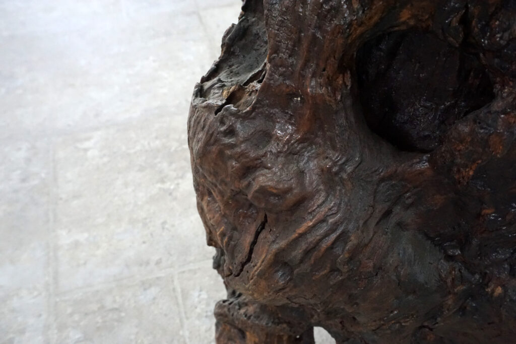 インテリアアクセントとして使われてきた流木をステンレス天板を交えてサイドテーブルへカスタム。流木の流動的で自然な風合いと、ステンレスのインダストリアルモダン感のコントラストが際立つものに仕上がりました。天板はステンレス板をランダムに荒らしたサンディング仕上げ。足寄り