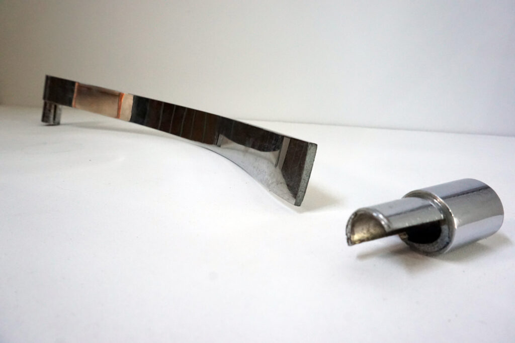 1970年代イタリア人デザイナー カルロ・バルトリ（Carlo Bartoli）によってデザインされたダイニングチェア。背もたれのアルミパーツが破損の為、より強度のあるスチール（黒クロームメッキ）を製作。深みのあるエイジングレザーと、滑らかにカーブする金属フレーム。クラシックとモダンが絶妙に交わる、スタイリッシュなダイニングチェア。背もたれオリジナル