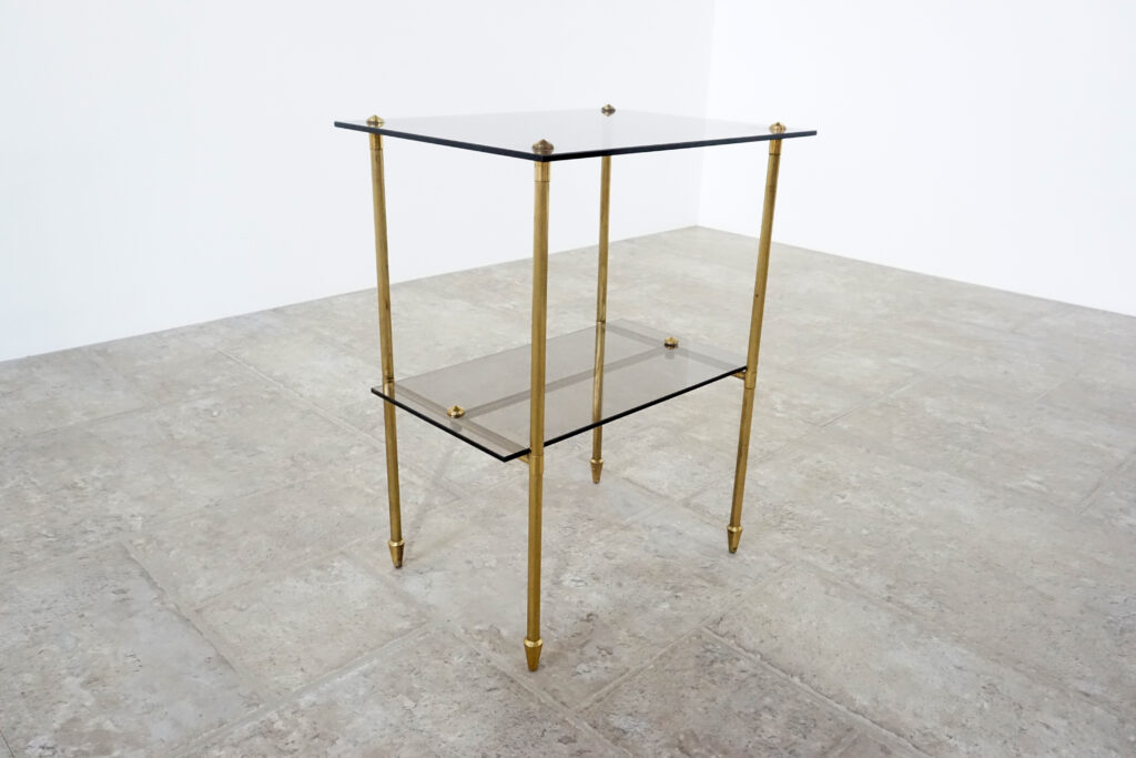 1960年代の真鍮製ヴィンテージサイドテーブル。ガラス天板はブロンズ色ガラスで新規製作。テーパーのついた脚が特徴的です。左正面