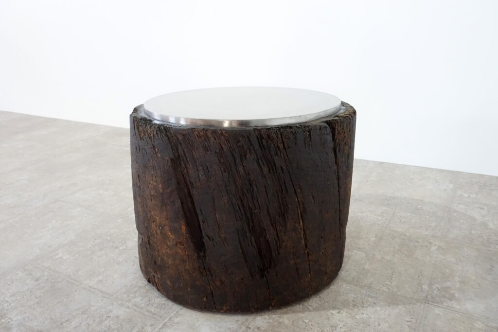 年季の入った臼にステンレスの天板を取り付け。唯一な臼のテクスチャーはストーリーを感じます。天板はランダムに荒らしたサンディング仕上げ。底面には高さ調節のアジャスター付き。右斜め