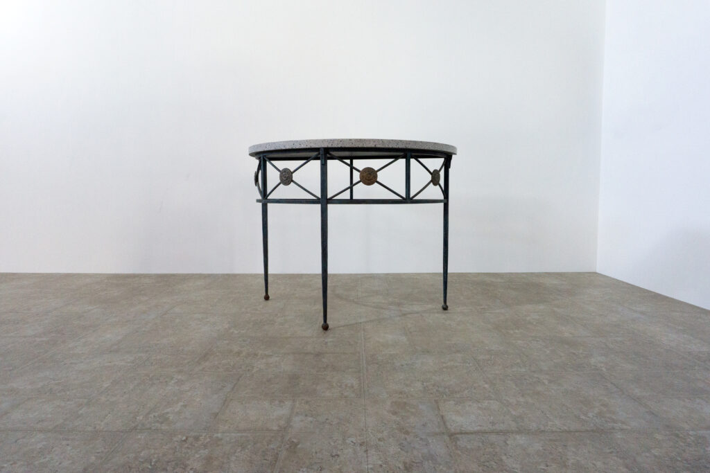 1890年代フランス製の鍛鉄コンソール。オリジナルはガラス天板ですが、紛失のため、天然石をモールテックスで包んで仕上げたビールストーン天板にカスタム。緑青がかった鍛鉄は足元がテーパー、ボールになっており丹念に制作されています。また、アール・ヌーヴォーの影響も垣間見れる花模様のブロンズパーツも魅力的です。正面見上げ