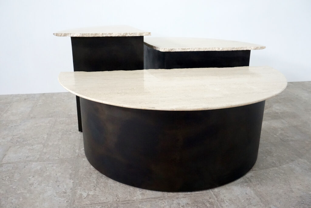 割れてしまったトラバーチンの天板。割れるという物語を継承しセンターテーブルに。土台部分はスチールの黒染め塗装仕上げ。正面より