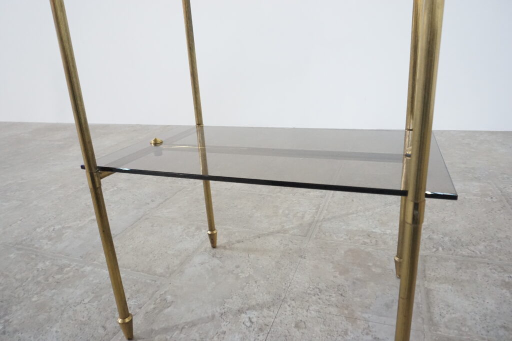 1960年代の真鍮製ヴィンテージサイドテーブル。ガラス天板はブロンズ色ガラスで新規製作。テーパーのついた脚が特徴的です。下段