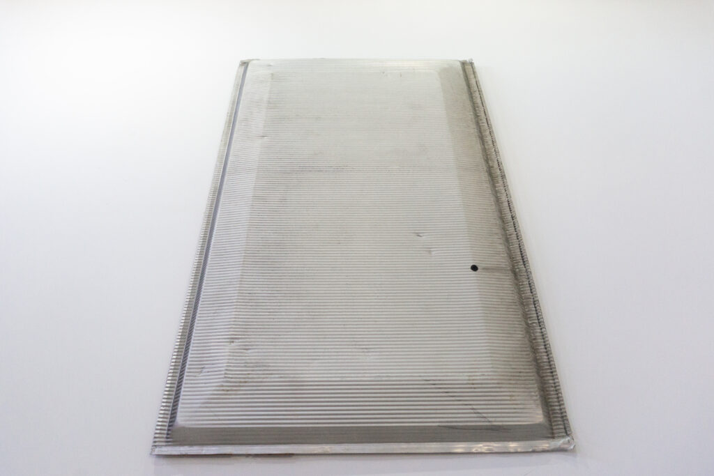 Jean Prouveが設計に携わった、フランス、リヨンにあるINSA(Institut National des Sciences Appliquees)において、建材として使用されていたパネル。プレス機によるエンボス加工が施された、アルミ素材のパネルになります。見上げ