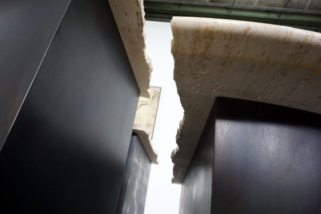 割れてしまったトラバーチンの天板。割れるという物語を継承しセンターテーブルに。土台部分はスチールの黒染め塗装仕上げ。みあげ