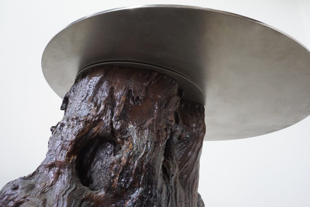 インテリアアクセントとして使われてきた流木をステンレス天板を交えてサイドテーブルへカスタム。流木の流動的で自然な風合いと、ステンレスのインダストリアルモダン感のコントラストが際立つものに仕上がりました。天板はステンレス板をランダムに荒らしたサンディング仕上げ。天板下引き