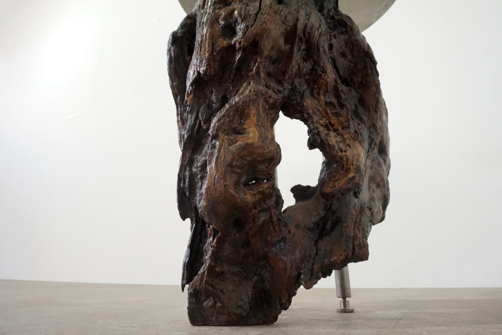 インテリアアクセントとして使われてきた流木をステンレス天板を交えてサイドテーブルへカスタム。流木の流動的で自然な風合いと、ステンレスのインダストリアルモダン感のコントラストが際立つものに仕上がりました。天板はステンレス板をランダムに荒らしたサンディング仕上げ。足下