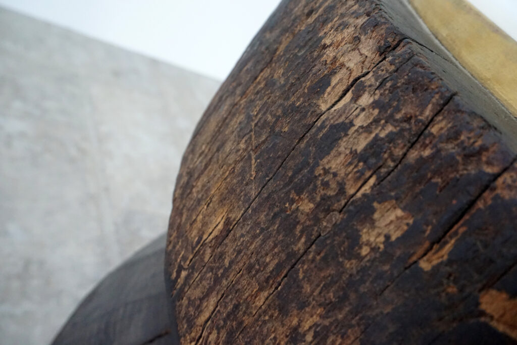 年季の入った臼に真鍮の天板を取り付け。唯一な臼のテクスチャーはストーリーを感じます。天板はランダムに荒らしたサンディング仕上げ。底面には高さ調節のアジャスター付き。天板左横フチ