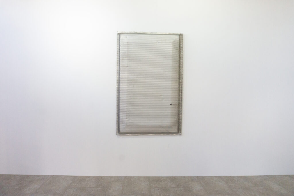 Jean Prouveが設計に携わった、フランス、リヨンにあるINSA(Institut National des Sciences Appliquees)において、建材として使用されていたパネル。プレス機によるエンボス加工が施された、アルミ素材のパネルになります。メイン