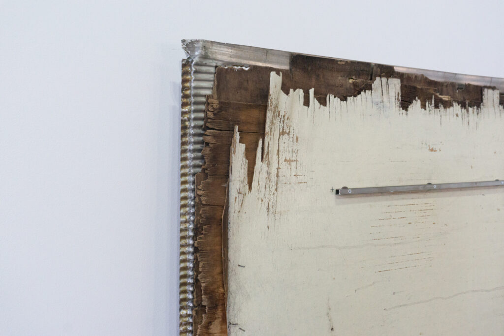 Jean Prouveが設計に携わった、フランス、リヨンにあるINSA(Institut National des Sciences Appliquees)において、建材として使用されていたパネル。プレス機によるエンボス加工が施された、アルミ素材のパネルになります。右上裏