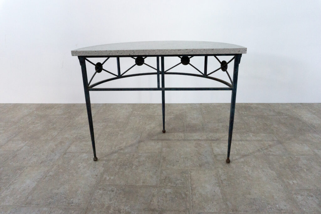 1890年代フランス製の鍛鉄コンソール。オリジナルはガラス天板ですが、紛失のため、天然石をモールテックスで包んで仕上げたビールストーン天板にカスタム。緑青がかった鍛鉄は足元がテーパー、ボールになっており丹念に制作されています。また、アール・ヌーヴォーの影響も垣間見れる花模様のブロンズパーツも魅力的です。背面見上げ