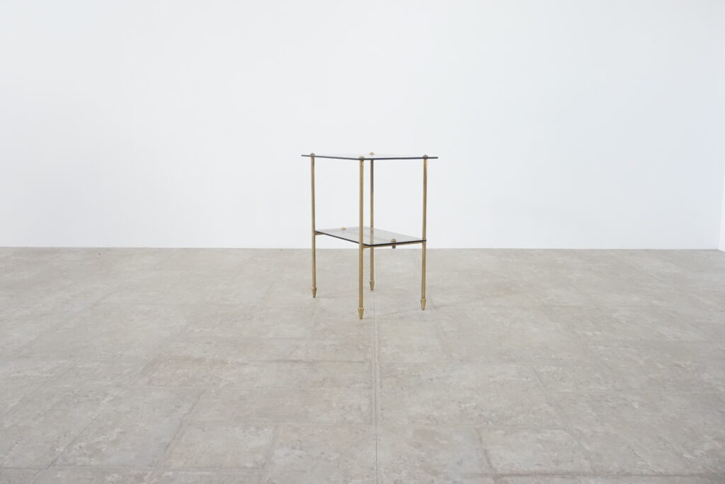 1960年代の真鍮製ヴィンテージサイドテーブル。ガラス天板はブロンズ色ガラスで新規製作。テーパーのついた脚が特徴的です。斜め