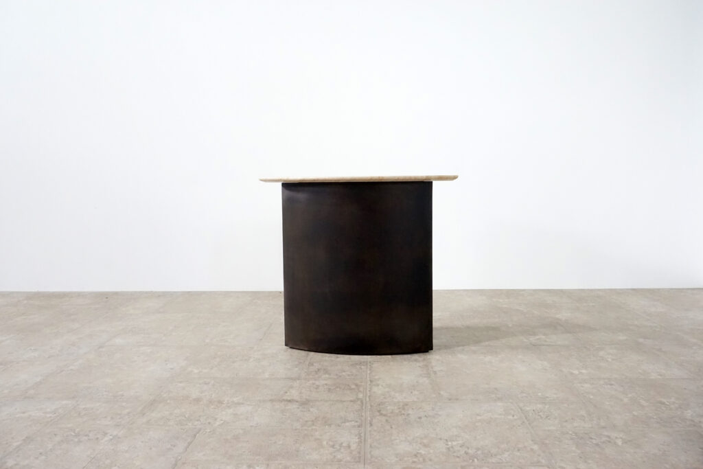 割れてしまったトラバーチンの天板。割れるという物語を継承しセンターテーブルに。土台部分はスチールの黒染め塗装仕上げ。3:10後ろ