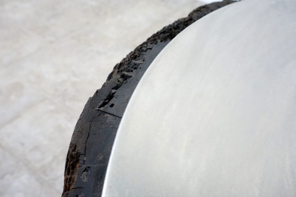 年季の入った臼にステンレスの天板を取り付け。唯一な臼のテクスチャーはストーリーを感じます。天板はランダムに荒らしたサンディング仕上げ。底面には高さ調節のアジャスター付き。天板左キワ