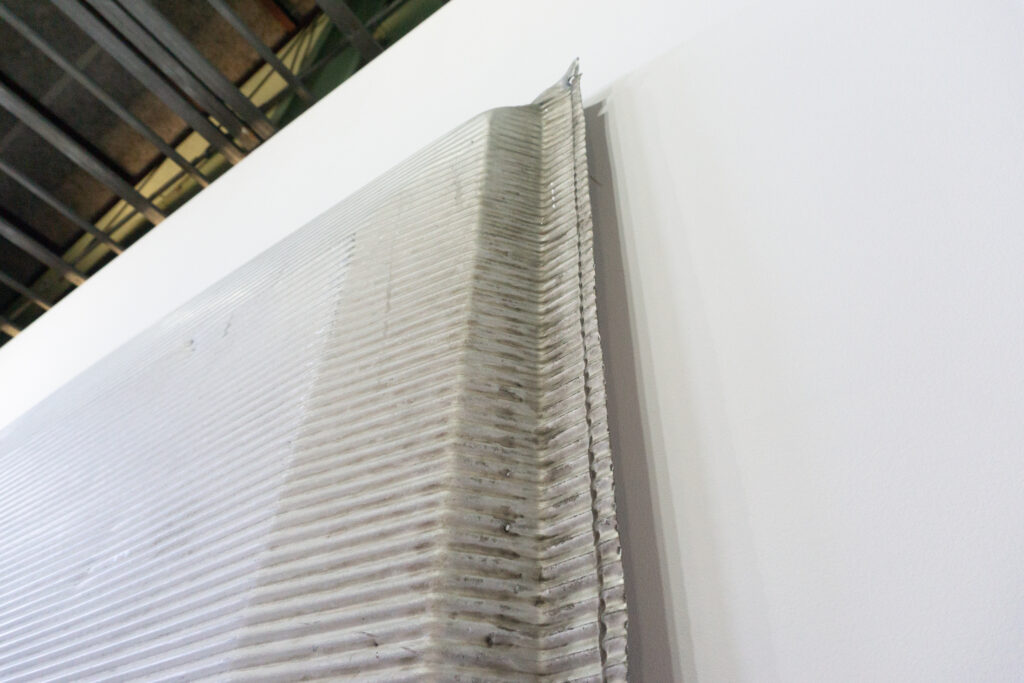 Jean Prouveが設計に携わった、フランス、リヨンにあるINSA(Institut National des Sciences Appliquees)において、建材として使用されていたパネル。プレス機によるエンボス加工が施された、アルミ素材のパネルになります。右上