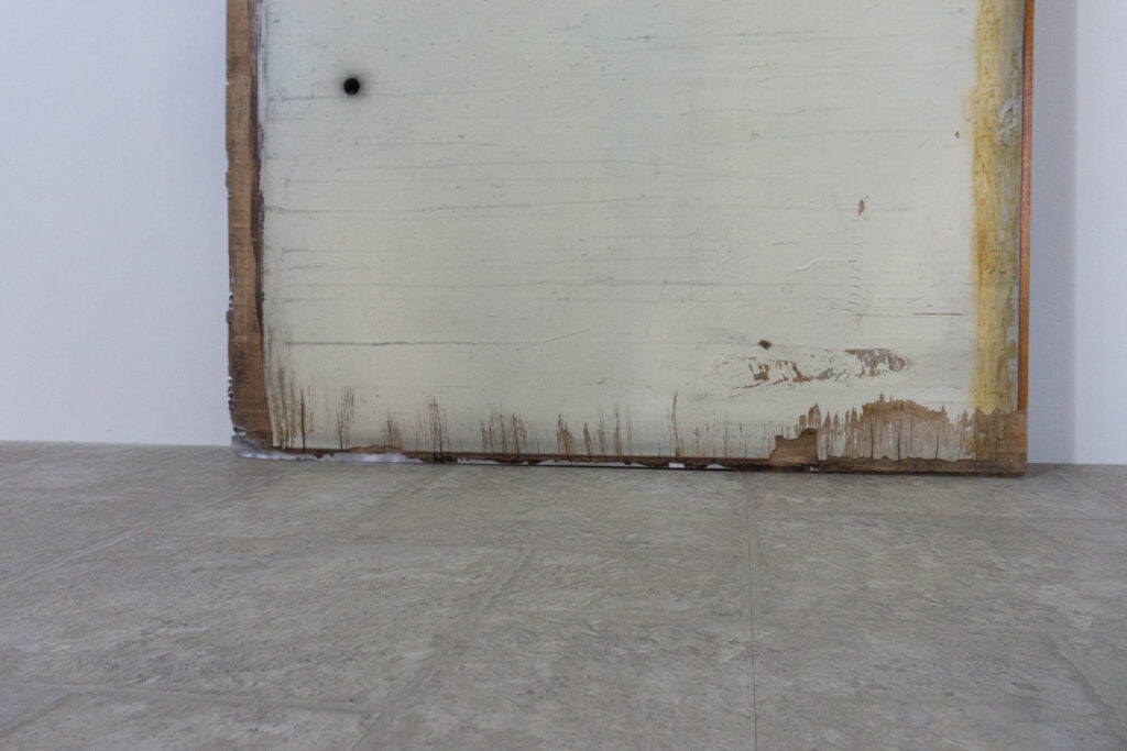 Jean Prouveが設計に携わった、フランス、リヨンにあるINSA(Institut National des Sciences Appliquees)において、建材として使用されていたパネル。プレス機によるエンボス加工が施された、アルミ素材のパネルになります。下