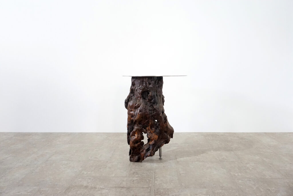 インテリアアクセントとして使われてきた流木をステンレス天板を交えてサイドテーブルへカスタム。流木の流動的で自然な風合いと、ステンレスのインダストリアルモダン感のコントラストが際立つものに仕上がりました。天板はステンレス板をランダムに荒らしたサンディング仕上げ。右