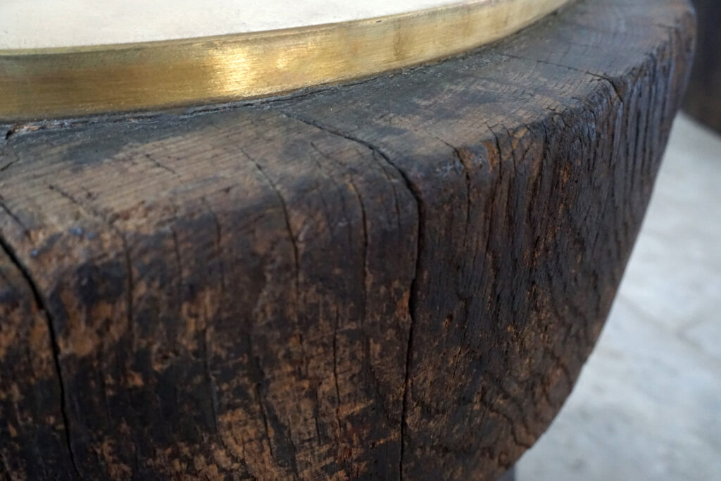 年季の入った臼に真鍮の天板を取り付け。唯一な臼のテクスチャーはストーリーを感じます。天板はランダムに荒らしたサンディング仕上げ。底面には高さ調節のアジャスター付き。天板フチ