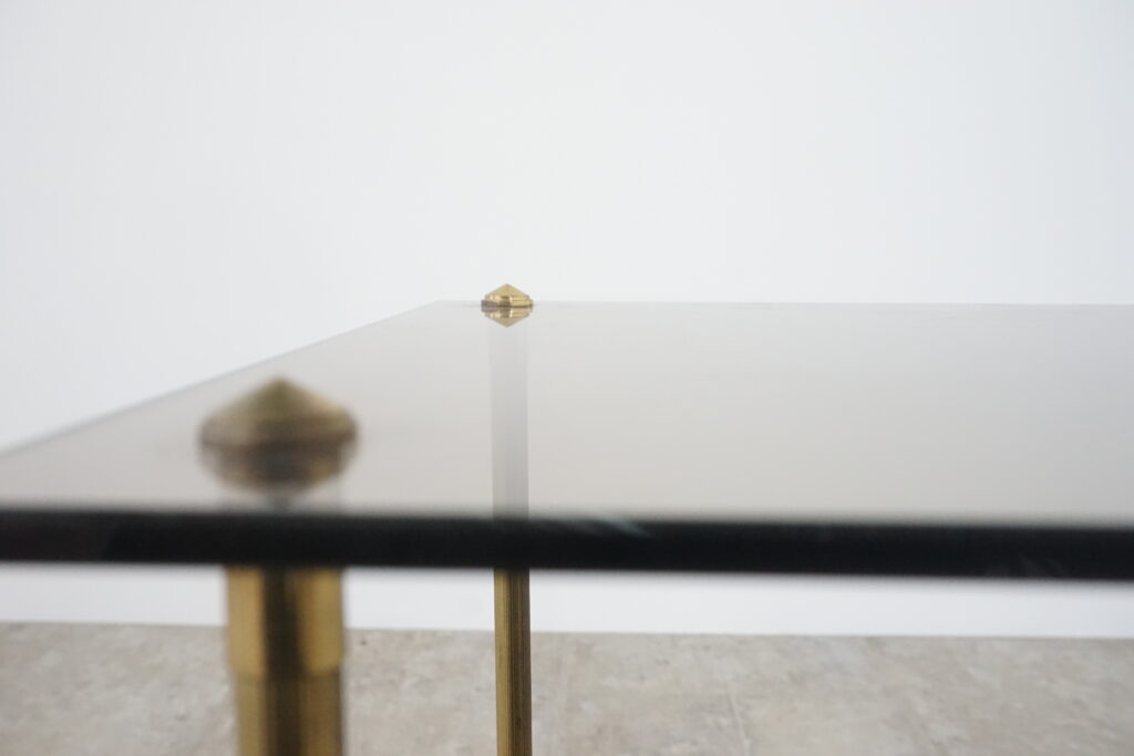 1960年代の真鍮製ヴィンテージサイドテーブル。ガラス天板はブロンズ色ガラスで新規製作。テーパーのついた脚が特徴的です。天板金具