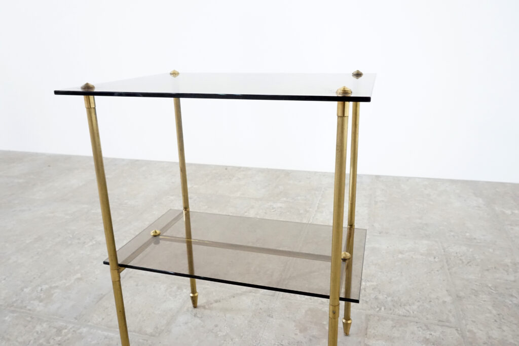 1960年代の真鍮製ヴィンテージサイドテーブル。ガラス天板はブロンズ色ガラスで新規製作。テーパーのついた脚が特徴的です。右正面寄り