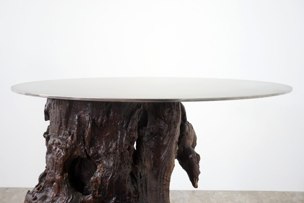 インテリアアクセントとして使われてきた流木をステンレス天板を交えてサイドテーブルへカスタム。流木の流動的で自然な風合いと、ステンレスのインダストリアルモダン感のコントラストが際立つものに仕上がりました。天板はステンレス板をランダムに荒らしたサンディング仕上げ。天板