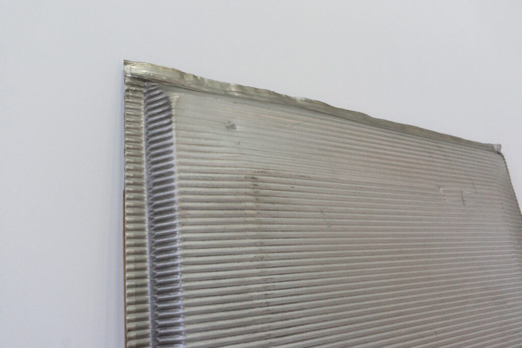 Jean Prouveが設計に携わった、フランス、リヨンにあるINSA(Institut National des Sciences Appliquees)において、建材として使用されていたパネル。プレス機によるエンボス加工が施された、アルミ素材のパネルになります。左角