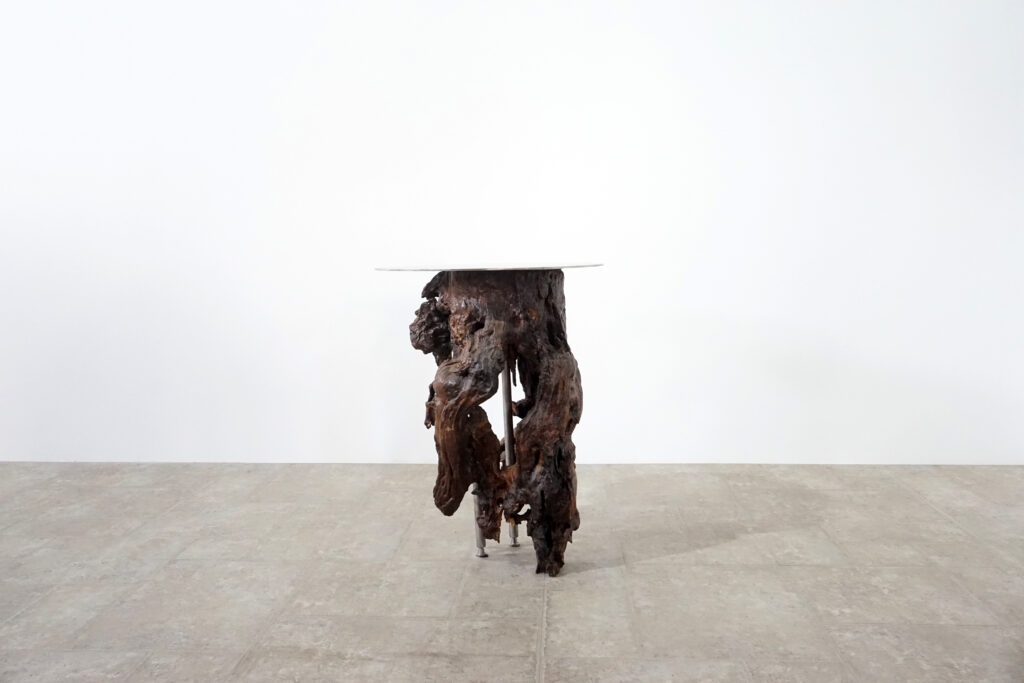 インテリアアクセントとして使われてきた流木をステンレス天板を交えてサイドテーブルへカスタム。流木の流動的で自然な風合いと、ステンレスのインダストリアルモダン感のコントラストが際立つものに仕上がりました。天板はステンレス板をランダムに荒らしたサンディング仕上げ。左