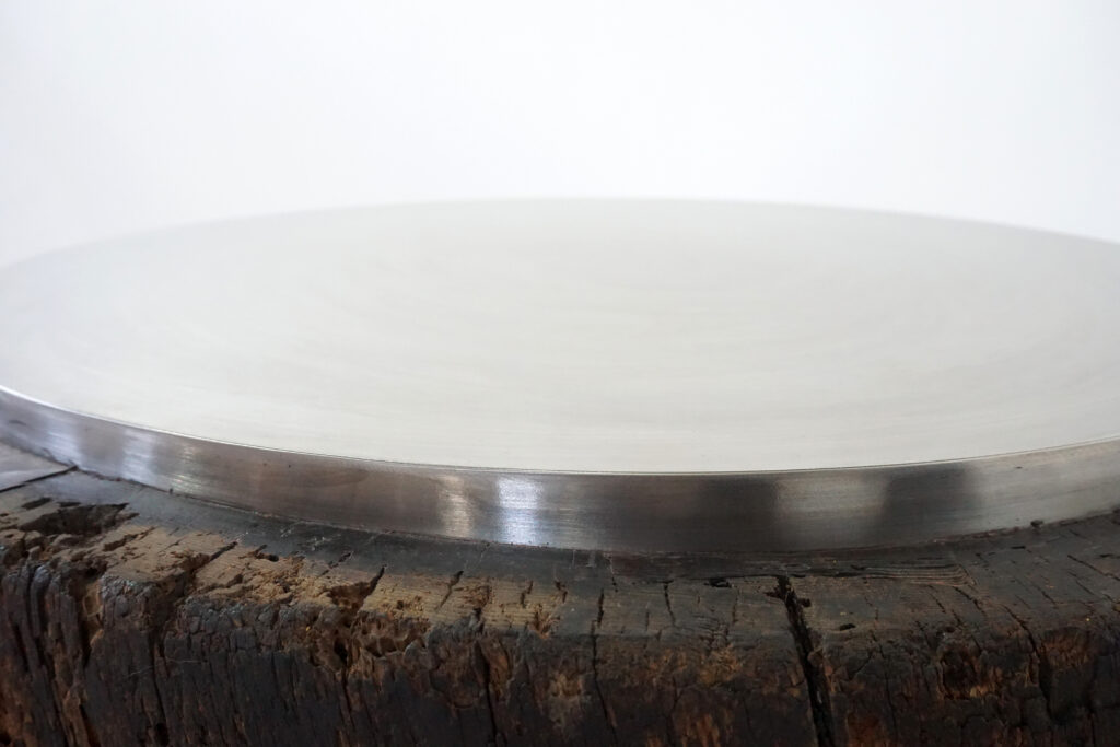 年季の入った臼にステンレスの天板を取り付け。唯一な臼のテクスチャーはストーリーを感じます。天板はランダムに荒らしたサンディング仕上げ。底面には高さ調節のアジャスター付き。天板寄り