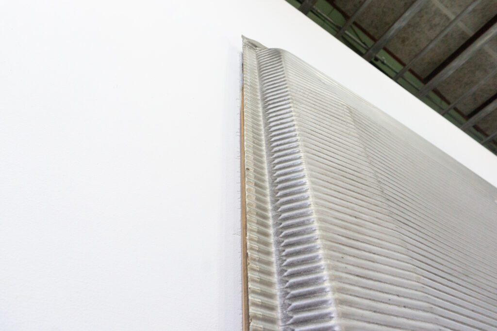 Jean Prouveが設計に携わった、フランス、リヨンにあるINSA(Institut National des Sciences Appliquees)において、建材として使用されていたパネル。プレス機によるエンボス加工が施された、アルミ素材のパネルになります。左上