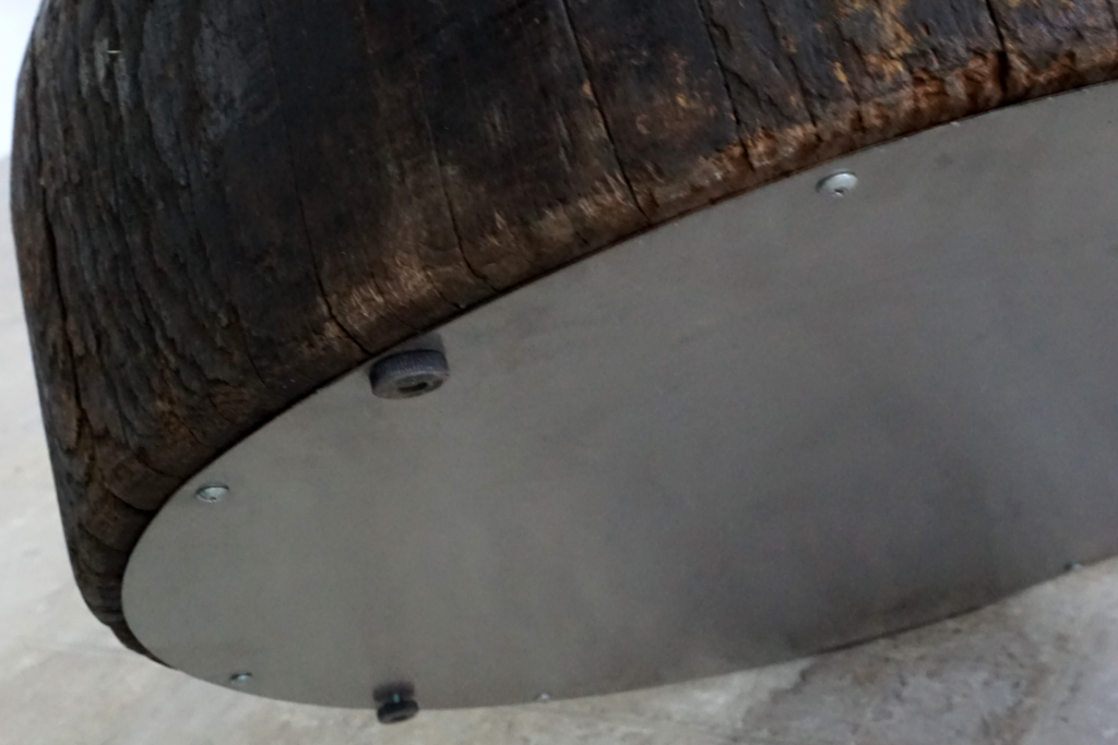 年季の入った臼に真鍮の天板を取り付け。唯一な臼のテクスチャーはストーリーを感じます。天板はランダムに荒らしたサンディング仕上げ。底面には高さ調節のアジャスター付き。裏面2