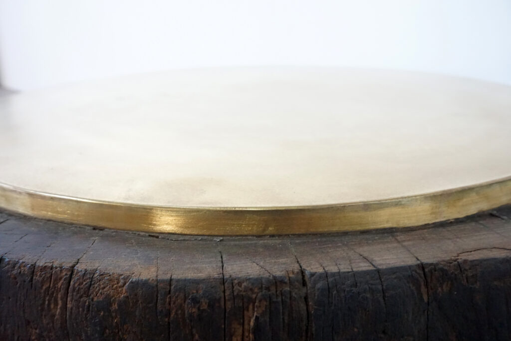 年季の入った臼に真鍮の天板を取り付け。唯一な臼のテクスチャーはストーリーを感じます。天板はランダムに荒らしたサンディング仕上げ。底面には高さ調節のアジャスター付き。天板寄り