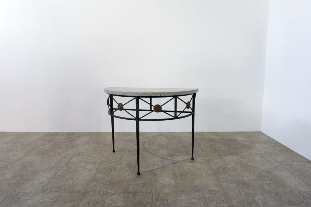 1890年代フランス製の鍛鉄コンソール。オリジナルはガラス天板ですが、紛失のため、天然石をモールテックスで包んで仕上げたビールストーン天板にカスタム。緑青がかった鍛鉄は足元がテーパー、ボールになっており丹念に制作されています。また、アール・ヌーヴォーの影響も垣間見れる花模様のブロンズパーツも魅力的です。斜め左上