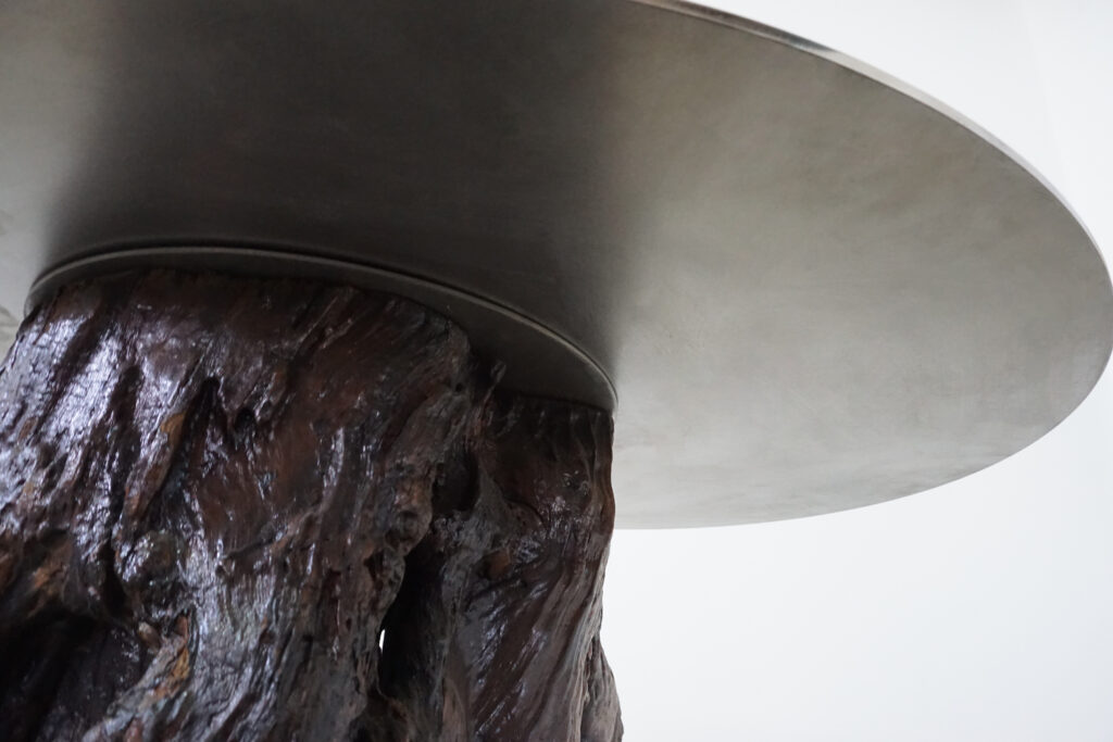 インテリアアクセントとして使われてきた流木をステンレス天板を交えてサイドテーブルへカスタム。流木の流動的で自然な風合いと、ステンレスのインダストリアルモダン感のコントラストが際立つものに仕上がりました。天板はステンレス板をランダムに荒らしたサンディング仕上げ。天板下