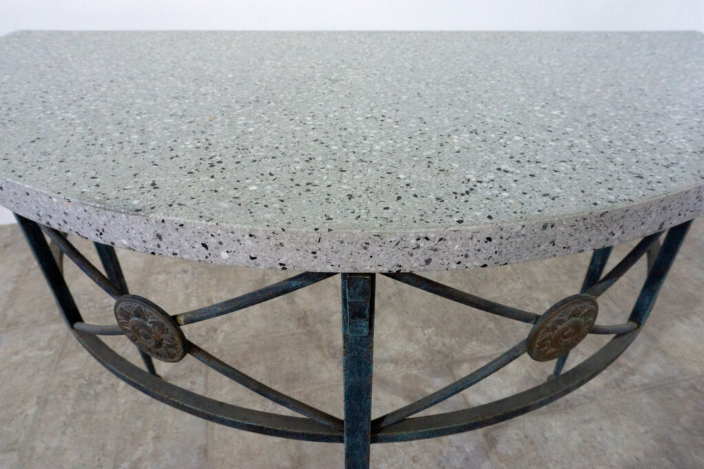 1890年代フランス製の鍛鉄コンソール。オリジナルはガラス天板ですが、紛失のため、天然石をモールテックスで包んで仕上げたビールストーン天板にカスタム。緑青がかった鍛鉄は足元がテーパー、ボールになっており丹念に制作されています。また、アール・ヌーヴォーの影響も垣間見れる花模様のブロンズパーツも魅力的です。正面寄り