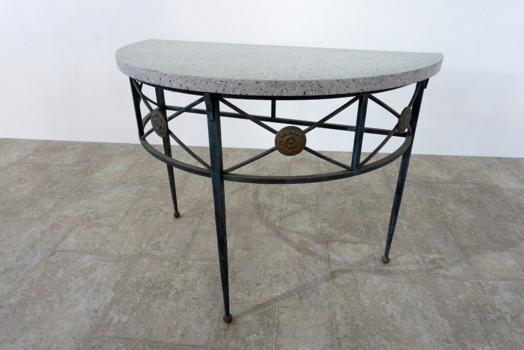 1890年代フランス製の鍛鉄コンソール。オリジナルはガラス天板ですが、紛失のため、天然石をモールテックスで包んで仕上げたビールストーン天板にカスタム。緑青がかった鍛鉄は足元がテーパー、ボールになっており丹念に制作されています。また、アール・ヌーヴォーの影響も垣間見れる花模様のブロンズパーツも魅力的です。左上寄り