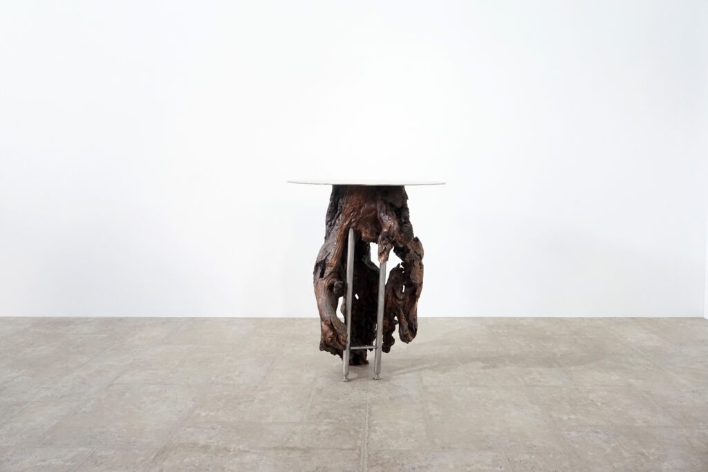 インテリアアクセントとして使われてきた流木をステンレス天板を交えてサイドテーブルへカスタム。流木の流動的で自然な風合いと、ステンレスのインダストリアルモダン感のコントラストが際立つものに仕上がりました。天板はステンレス板をランダムに荒らしたサンディング仕上げ。裏面