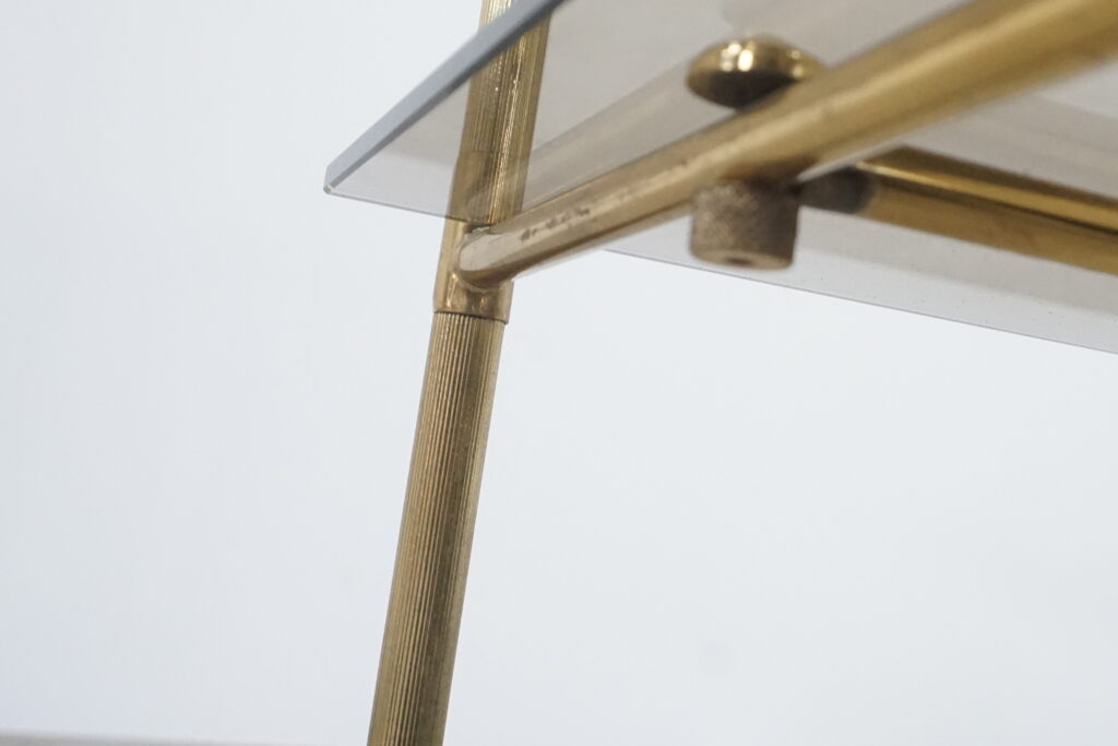 1960年代の真鍮製ヴィンテージサイドテーブル。ガラス天板はブロンズ色ガラスで新規製作。テーパーのついた脚が特徴的です。下