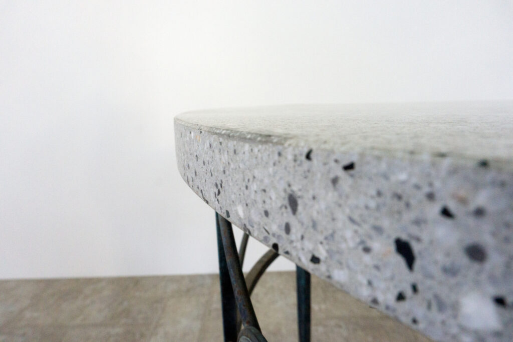 1890年代フランス製の鍛鉄コンソール。オリジナルはガラス天板ですが、紛失のため、天然石をモールテックスで包んで仕上げたビールストーン天板にカスタム。緑青がかった鍛鉄は足元がテーパー、ボールになっており丹念に制作されています。また、アール・ヌーヴォーの影響も垣間見れる花模様のブロンズパーツも魅力的です。天板サイド