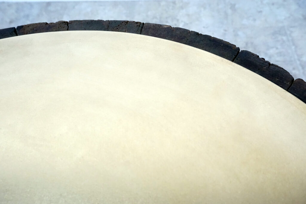 年季の入った臼に真鍮の天板を取り付け。唯一な臼のテクスチャーはストーリーを感じます。天板はランダムに荒らしたサンディング仕上げ。底面には高さ調節のアジャスター付き。天板上部フチ