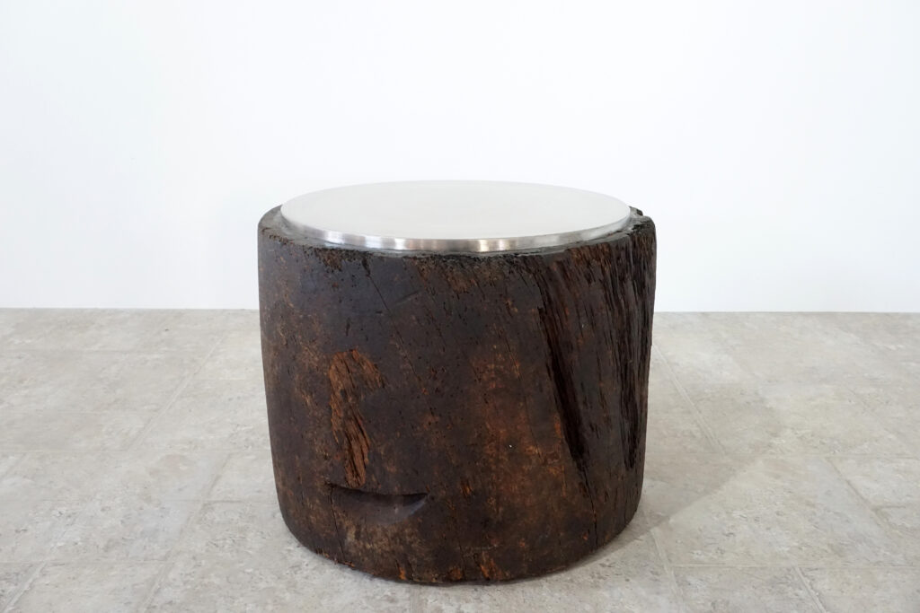 年季の入った臼にステンレスの天板を取り付け。唯一な臼のテクスチャーはストーリーを感じます。天板はランダムに荒らしたサンディング仕上げ。底面には高さ調節のアジャスター付き。メイン